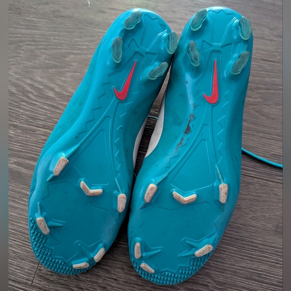 Nike Soccer Cleats - Picture 5 of 5